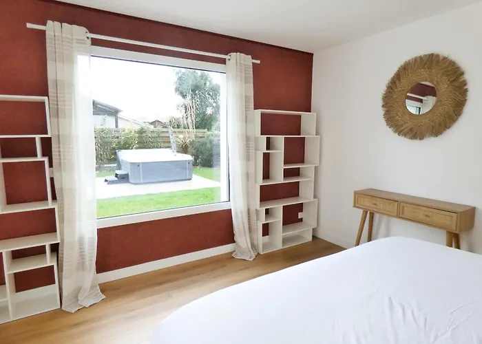 Heliosea, Piscine Chauffee, Jacuzzi, Climatisation Léon